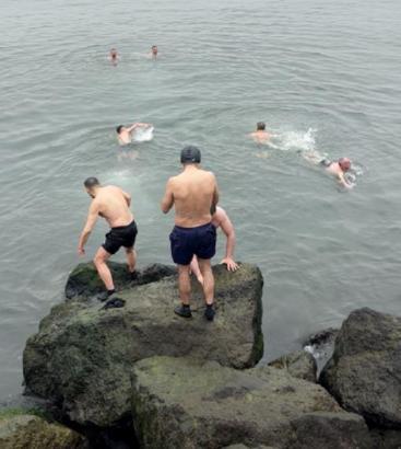 10 derece sıcaklıkta denize girdiler