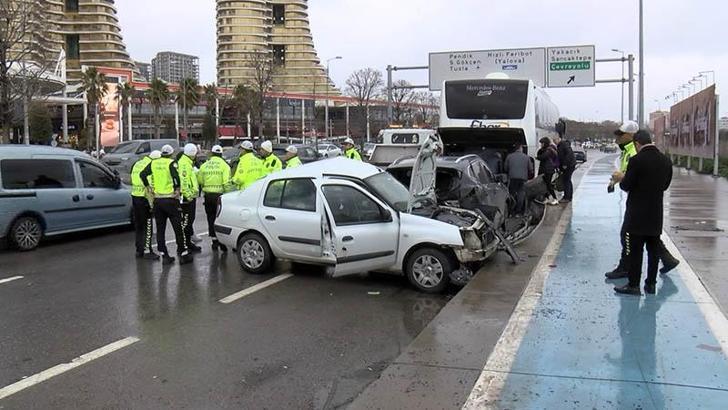 Kartal'da otomobil park halindeki araca çarptı: 1'i ağır 3 yaralı