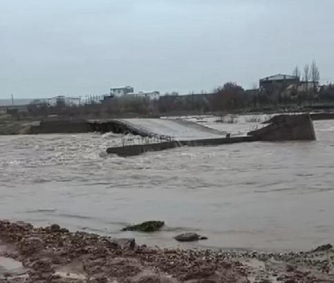 Diyarbakır’da sağanak sele neden oldu, köprü su altında kaldı