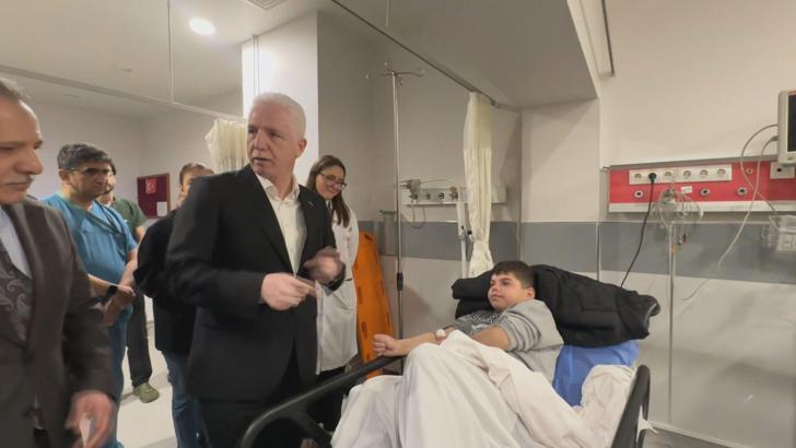 İstanbul - Vali Gül, Fatih'teki çöken binaların enkazından kurtarılan yaralıları ziyaret etti