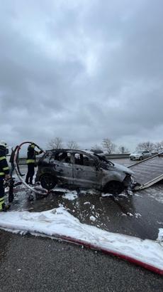 Tekirdağ'da kaza yapıp alev alan otomobil, kullanılamaz hale geldi
