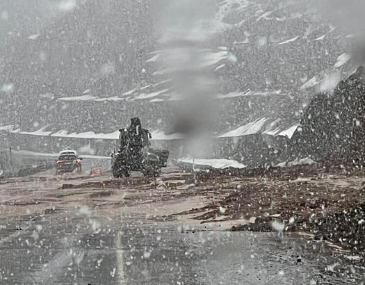 Bingöl’de sağanak sonrası yolda biriken çamur temizlendi