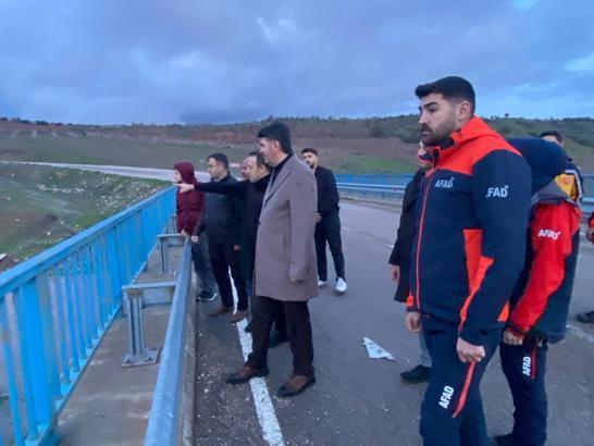 Debisi yükselen çayda traktörüyle yükselen mahsur kalan kişi kurtarıldı