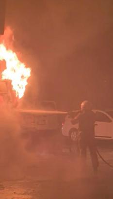 İstanbul - Sarıyer'de park halindeki minibüste çıkan yangın yandaki iş yerine sıçradı