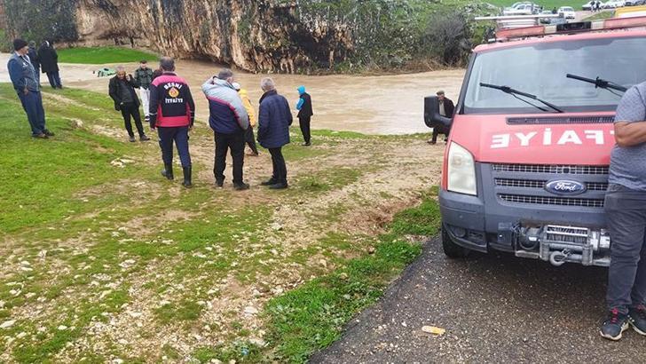 Sel suyuna kapılıp, mağaraya sığınan 4 çiftçi kurtarıldı