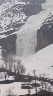 Beytüşşebap’ta çığ düşme anı kamerada