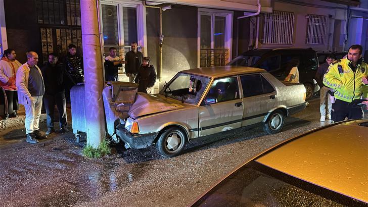 Alkollü sürücünün kullandığı otomobil, elektrik direğine çarptı: 1’i ağır, 2 yaralı