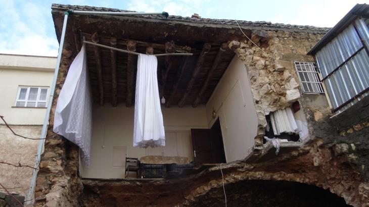 Batman’da sağanak sırasında evin bir bölümü çöktü
