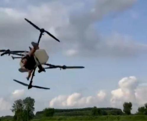 Tarım dronuna tutunan çiftçinin düştüğü anlar kamerada