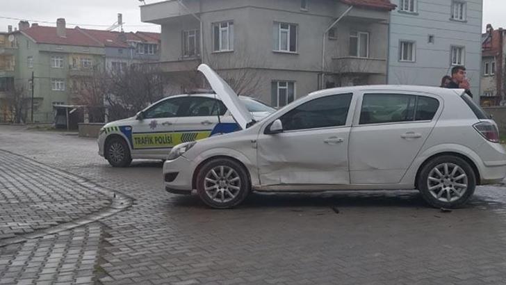 Otomobiller çarpıştı; aynı aileden 1’i çocuk 3 yaralı