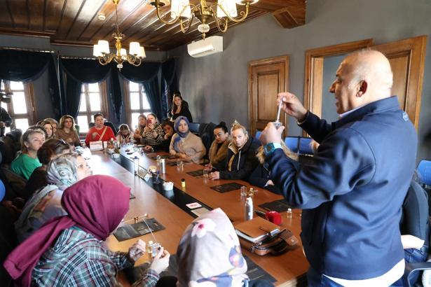 Osmangazi’de kadınlara özel düzenlenen parfüm yapım atölyesi yoğun ilgi gördü