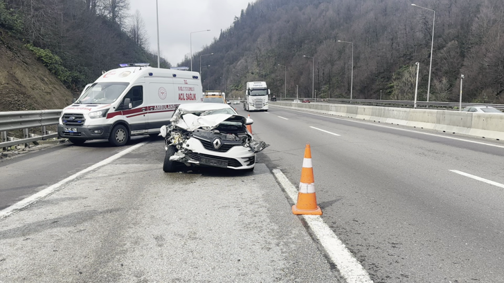 Otomobil, önündeki kamyonete çarptı: 2'si çocuk, 4 yaralı