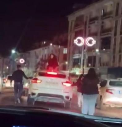Trafikteki kavgada otomobilin üzerine çıkıp zarar verdi
