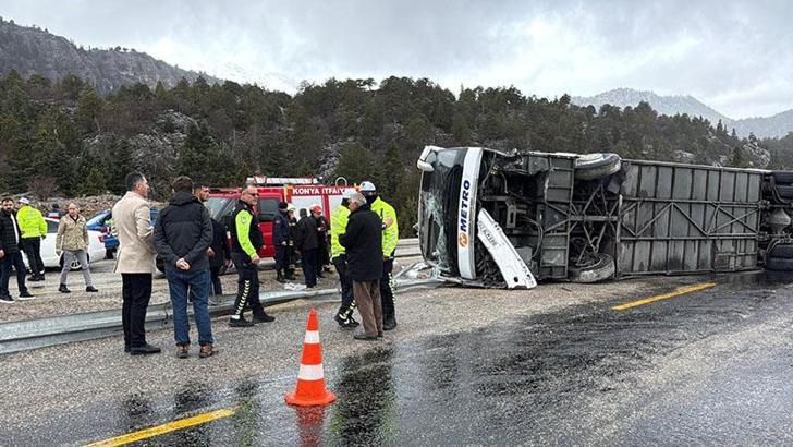 Konya-Antalya kara yolunda yolcu otobüsü devrildi; 2'si ağır 15 yaralı