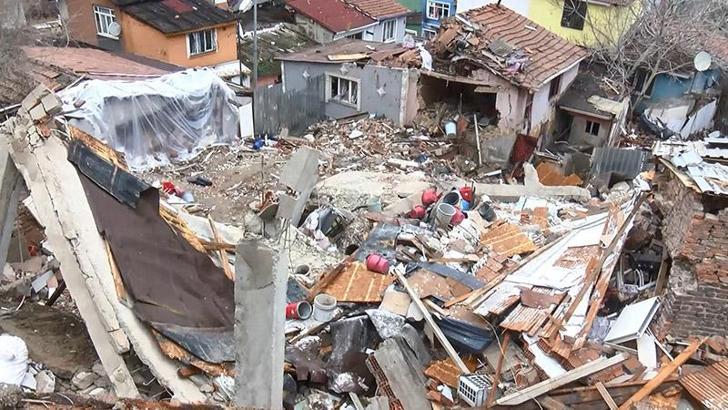 Fatih’te 2 binanın çökmesinin ardından hasar tespit çalışması başlatıldı