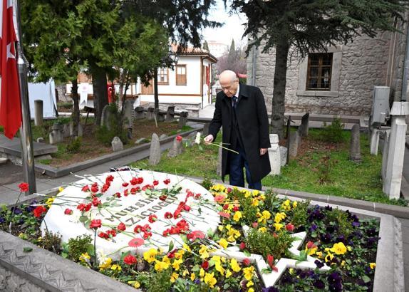 Bahçeli, Muhsin Yazıcıoğlu'nun kabrini ziyaret etti