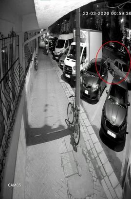 Park halindeki otomobili iterek çaldılar