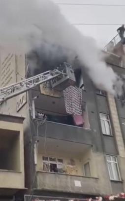 İstanbul - Küçükçekmece'de beş katlı binada yangın: 5 kişi dumandan etkilendi