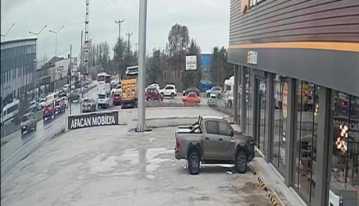 Kırklareli'deki zincirleme kazada 5 kişi yaralandı; kaza anı kamerada