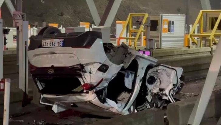 Pendik’te otomobil gişelere çarptı: 2 yaralı