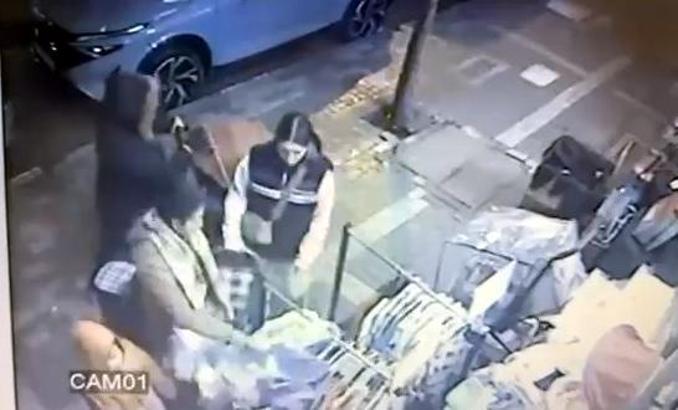 Avcılar'da kıyafet hırsızlığı kamerada