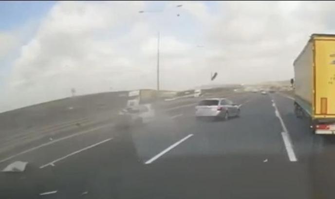 Arnavutköy’de makas atan sürücünün bariyere çarptığı kaza kamerada