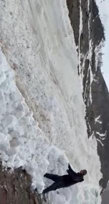 Hakkari'de köy yakınına çığ düşme anı görüntülendi