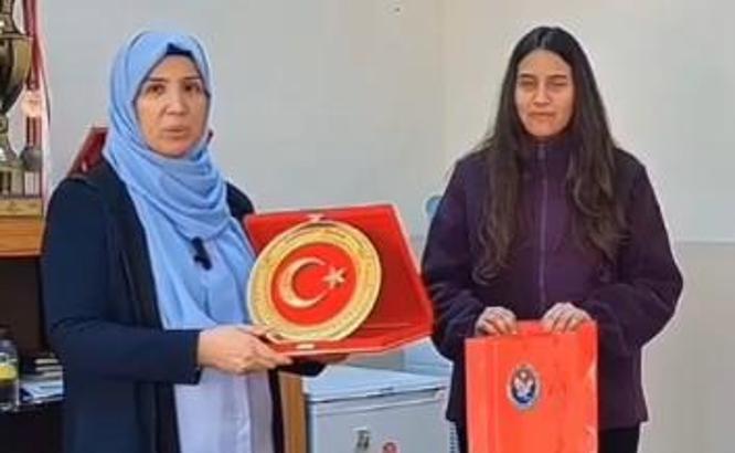 Askerlere atkı ve mektup gönderen öğrencilere teşekkür plaketi