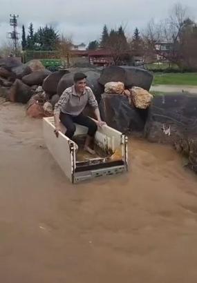 Yola dolan suda hurda buzdolabı kasasıyla ilerledi