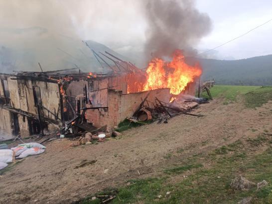 2 katlı ahşap ev yandı