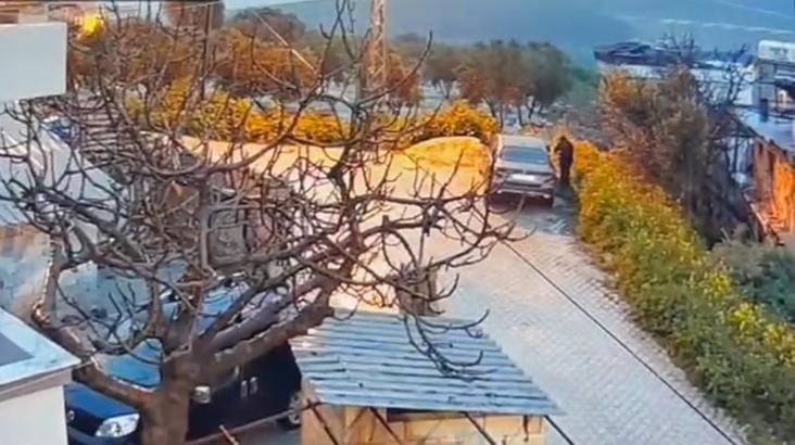 Otomobili kundaklayan şüpheli, alevlerin arasında kaldı