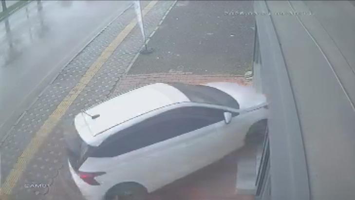 Osmaniye’de otomobilin iş yerine daldığı kaza kamerada