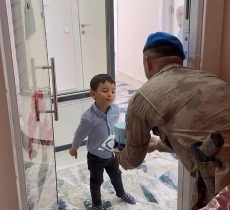 Şehit oğluna Mehmetçikten doğum günü sürprizi