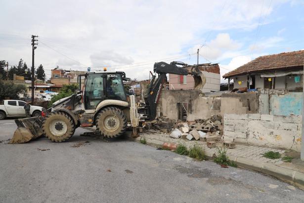 Akdeniz’de can güvenliğini tehdit eden harabe yapı yıkıldı
