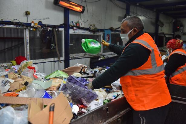 Yıldırım’ın geri dönüşüm tesisi, ayda 300 ton atığı ekonomiye kazandırıyor