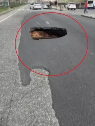 Diyarbakır’da çöken yolda 1 metrelik çukur oluştu, trafik kilitlendi