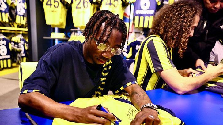 Guendouzi, Cherif ve Nene imza gününde taraftarlarla buluştu