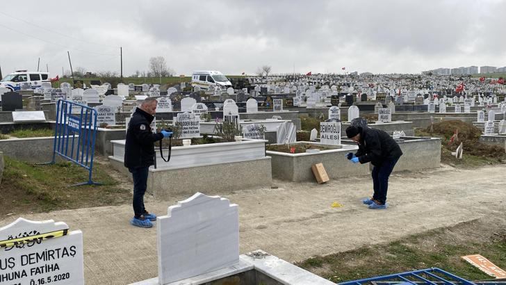 Mezarlıkta defin sırasında husumetlisini tabancayla yaraladı