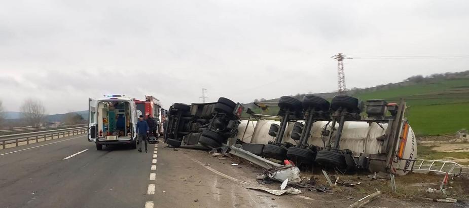 Tekirdağ'da devrilen tankerin sürücüsü öldü