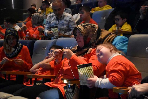 İzmir'de ‘sevgi ilmekleri’