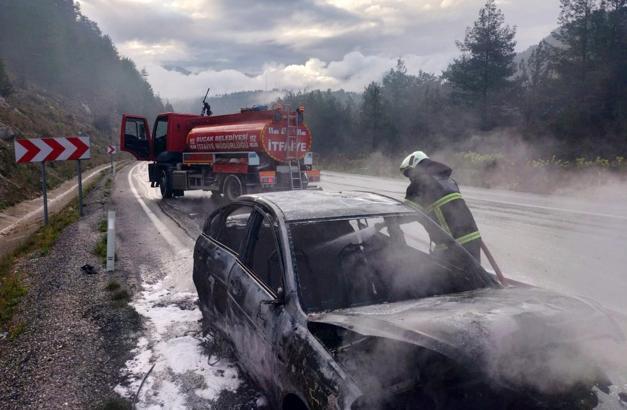 Seyir halindeki otomobil yandı
