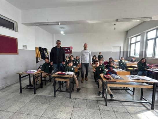 Diyarbakır’da mahalle muhtarından, öğrencilere 'Yerel Yönetimler' dersi