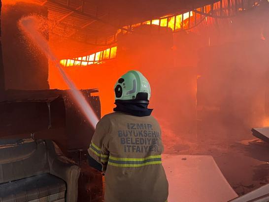 İzmir'de sanayi sitesinde yangın; 7 iş yeri zarar gördü (2)