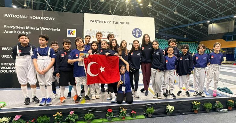 Genç eskrimciler Avrupa'da podyumda