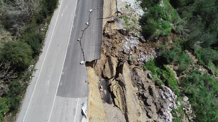 Adana'da yağışların ardından yol çöktü
