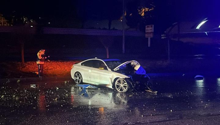 Otomobiliyle direğe çarpan sürücü yaralandı