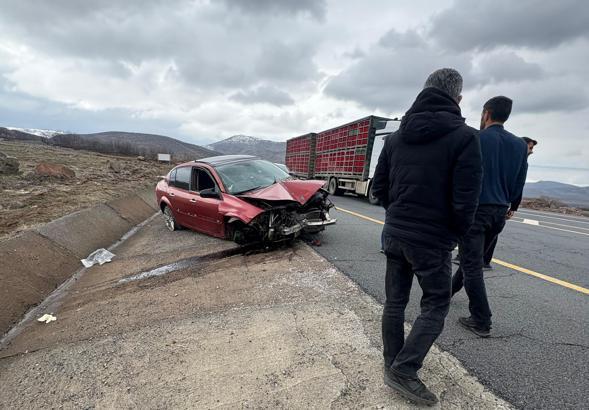 Bingöl’de trafik levhasına çarpan otomobilin sürücüsü yaralandı