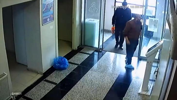 Sağlık merkezine çamurlu çizmelerini çıkarıp galoşla girdi; o anlar kamerada