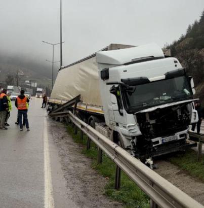 Park halindeyken hareket eden TIR, refüje çarptı