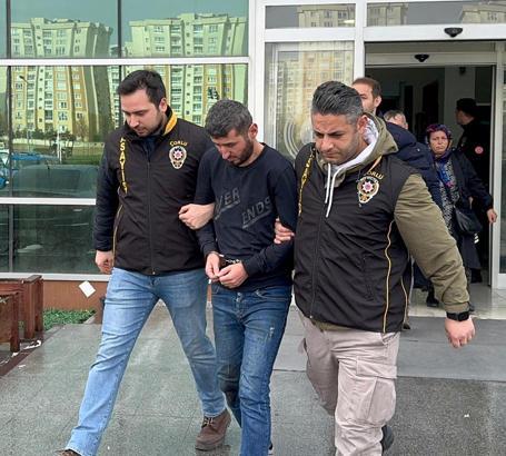 Eşini 5 bıçak darbesiyle ağır yaralayıp, yanındaki erkeği öldüren sanığa 'tahrik' indirimiyle 16 yıl hapis